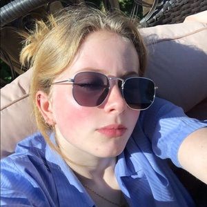 Meet your Posher, Ava